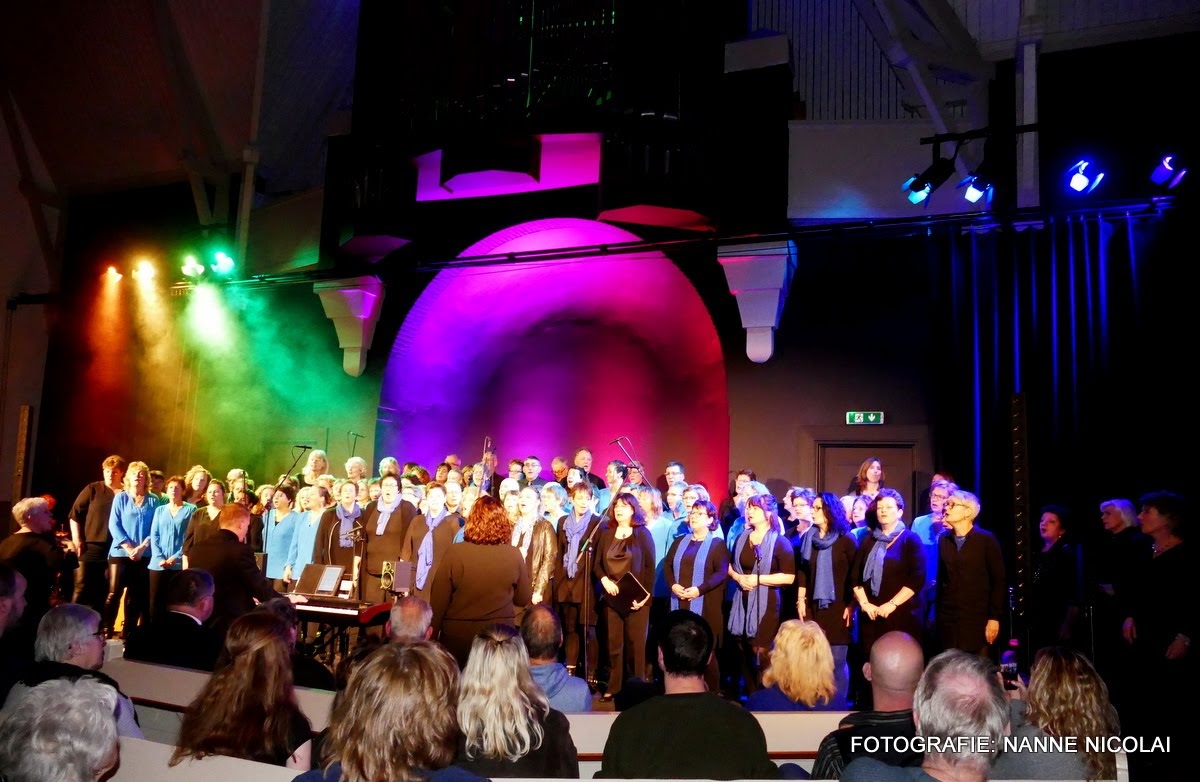 3 koren samen met Love Shine a Light